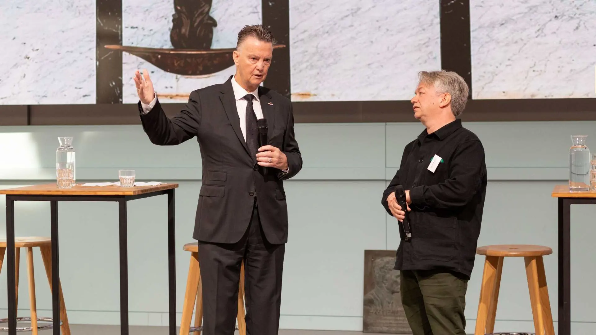 Jurryt van de Vooren - <p data-start="2248" data-end="2487">Sporthistoricus en onderzoeker die met verhalen, beelden en verrassende inzichten het rijke erfgoed van Nederlandse sport laat herleven voor elk publiek.</p>