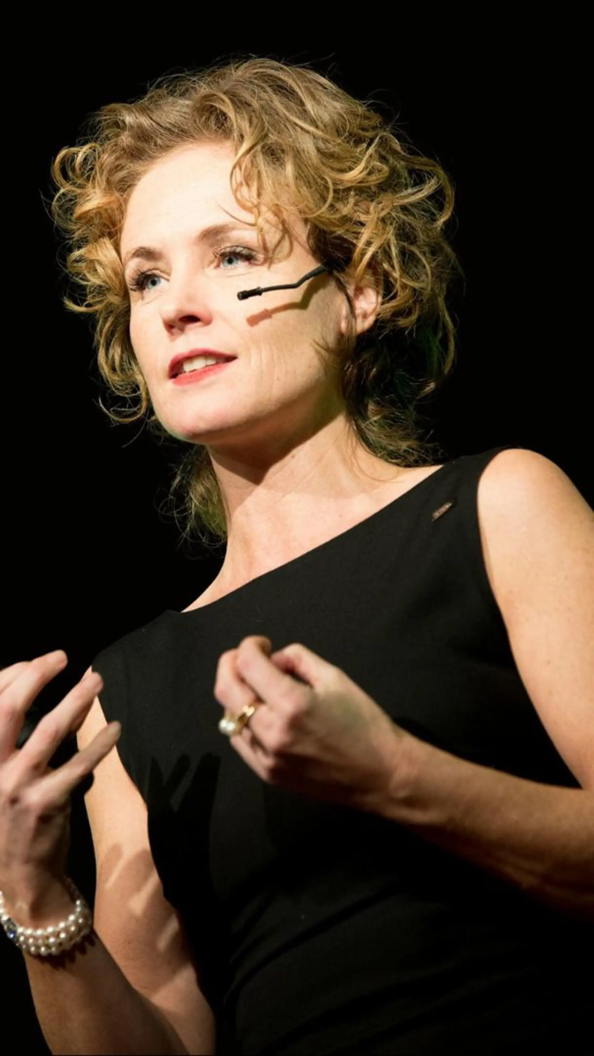 Isabel De Clercq - <p data-start="2021" data-end="2167">Arbeidsmarktexpert, auteur en toekomstdenker die organisaties helpt om duurzame samenwerking, focus en waardecreatie opnieuw centraal te zetten.</p>