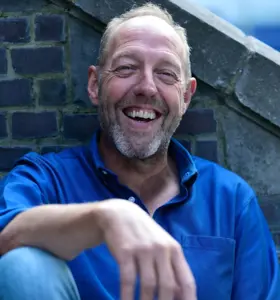 Harry Piekema - Acteur en communicatiecoach die ruim 40 jaar podiumervaring inzet om lichaamstaal en humor te vertalen naar krachtige communicatie en verbinding.