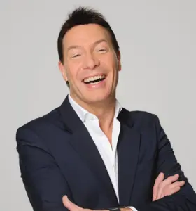 Jan Uriot - Showbizz-kenner, journalist en dagvoorzitter, bekend om zijn humor en vlijmscherpe inzichten uit de showbizz.