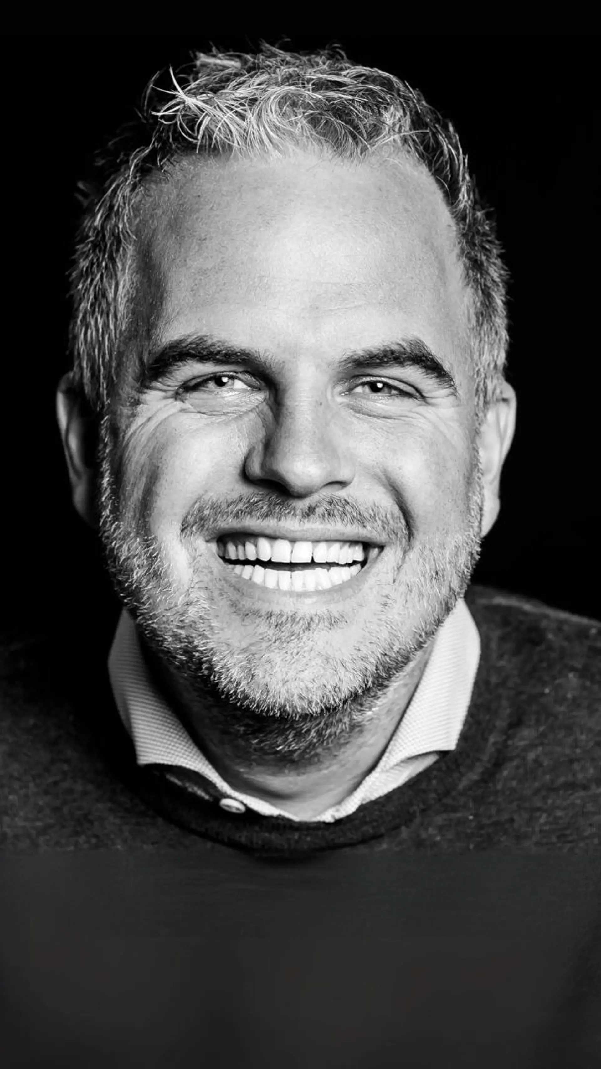 Niek van den Adel - <p>Mr. Featherforce gebruikt zijn persoonlijke verhaal en wetenschappelijke inzichten om mensen en organisaties te inspireren tot echte veerkracht.</p>