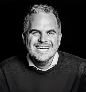 Niek van den Adel - Spreker en auteur die een ingrijpend levensverhaal koppelt aan humor en onderzoek, met praktische lessen over veerkracht en verandering op het werk.