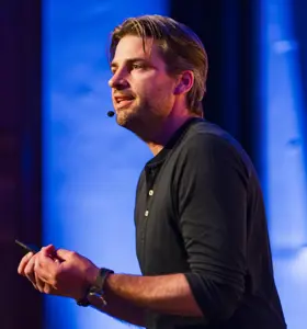 Kevin van Houten - Spreker en trainer maakt zichtbaar hoe gedrag samenwerking beïnvloedt en helpt organisaties met humor en praktische inzichten sneller vooruit.