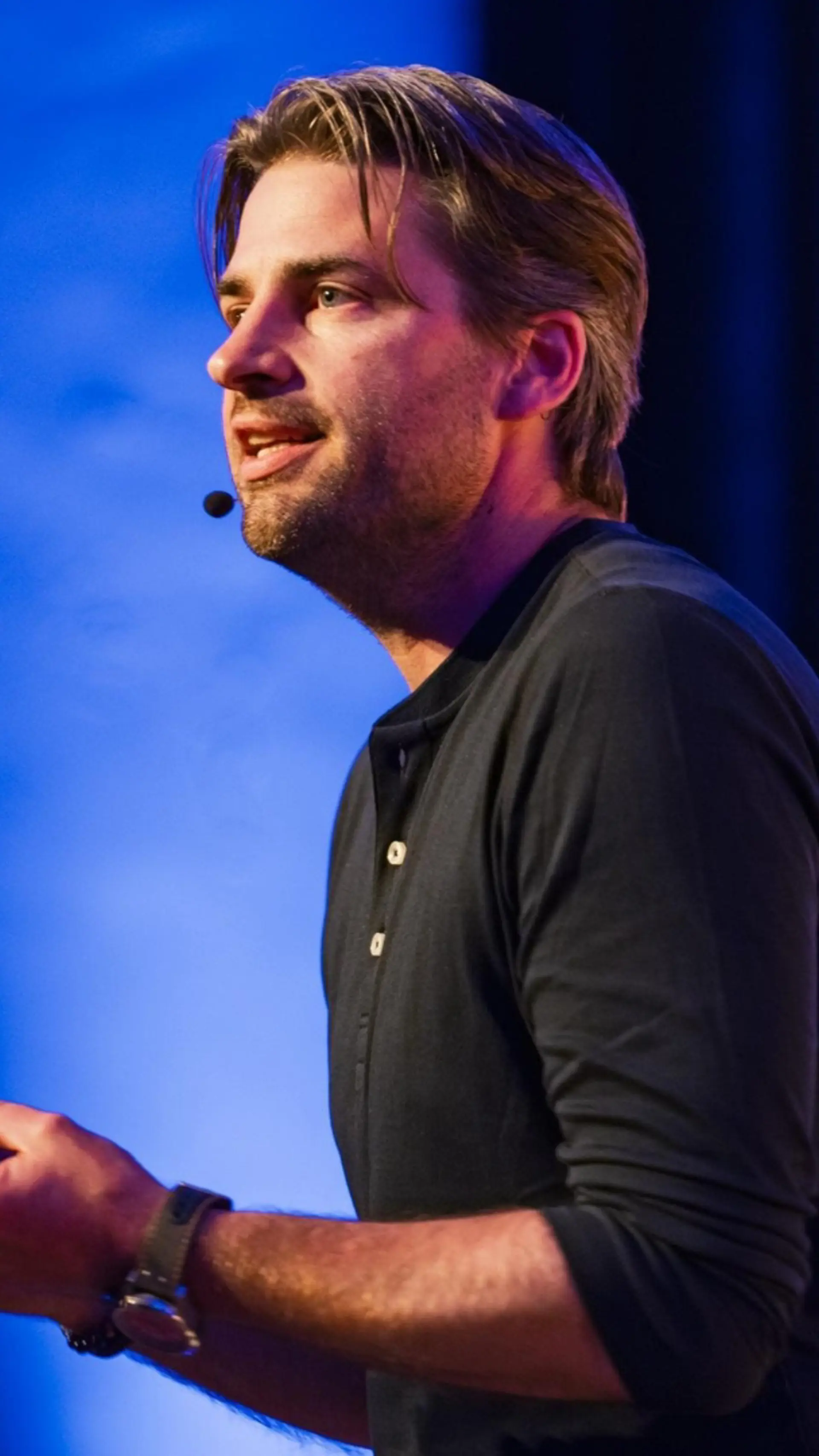 Kevin van Houten - <p>Spreker en trainer helpt organisaties samenwerking versnellen door gedrag centraal te zetten en ruis in teams concreet aan te pakken.</p>