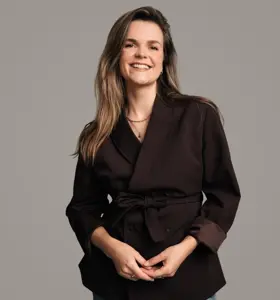 Stephanie Verstraten - Dagvoorzitter met een achtergrond als actrice en presentatrice, aangevuld met ervaring in hospitality en HR, die publiek actief bij het programma betrekt.