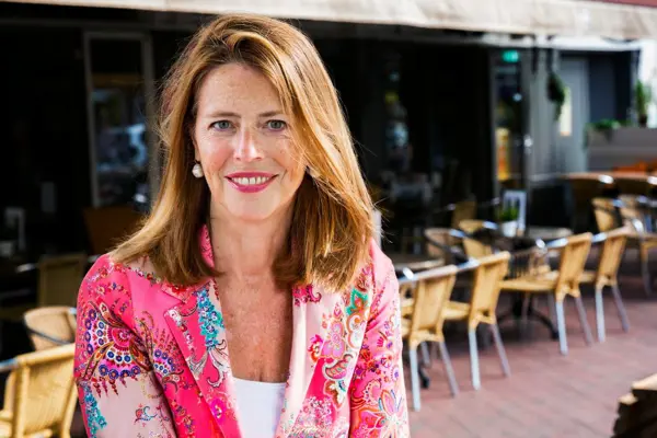 Petra Stienen: de diplomaat die de wereld vertaalt naar verhalen vol verbinding