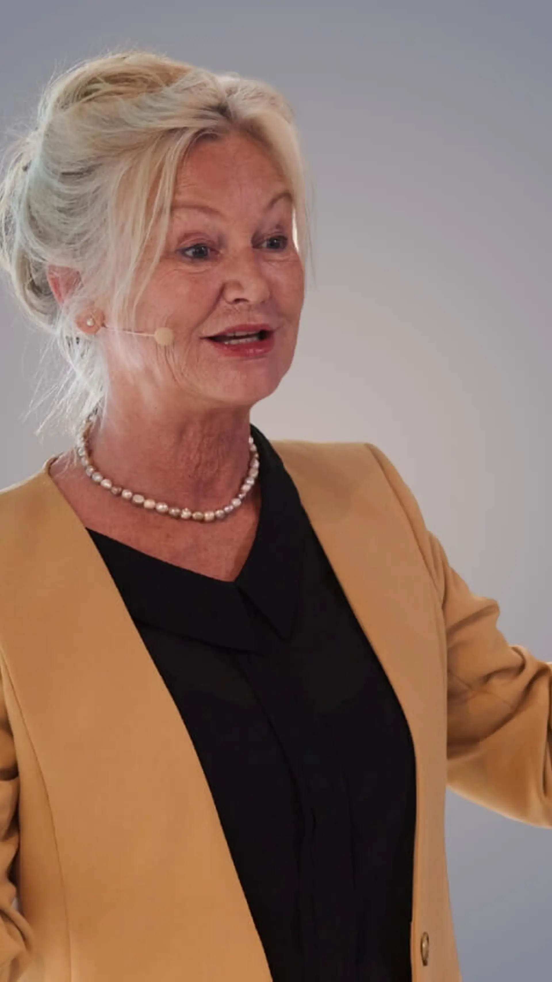 Joke Hermsen - <p data-start="2119" data-end="2327">Filosoof en schrijver die organisaties helpt om rust, creativiteit en bewustzijn terug te brengen in een wereld waarin versnelling steeds meer de norm wordt.</p>