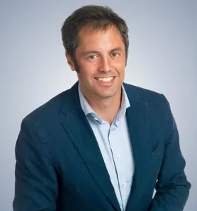 Lucas Schröder - Bekroonde oceaanzeiler, ervaren teamcoach en organisatieadviseur. Hij deelt unieke inzichten in prestaties onder druk en teamdynamiek.