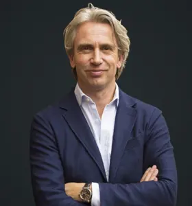 Menno Lanting - Auteur, AI spreker en strategisch adviseur die organisaties helpt slimmer om te gaan met digitale transformatie en leiderschap.