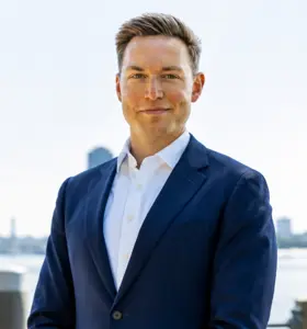 Jona van Loenen - Econoom en ondernemer die complexe economie vertaalt naar heldere inzichten over markten en geopolitiek, gekoppeld aan de zakelijke praktijk.